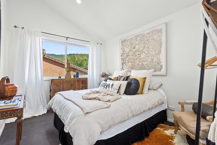 Საძინებელი 1 ძალიან კომფორტული საწოლით და ვინტაჟური კოლექციის ლამაზი თეთრეულით, გააჩნია დასაკიდი სივრცე და აქვს მშვენიერი ხედები West & North. Ცენტრალური უკუ ციკლის კონდიცირება ასევე ირეცხება.