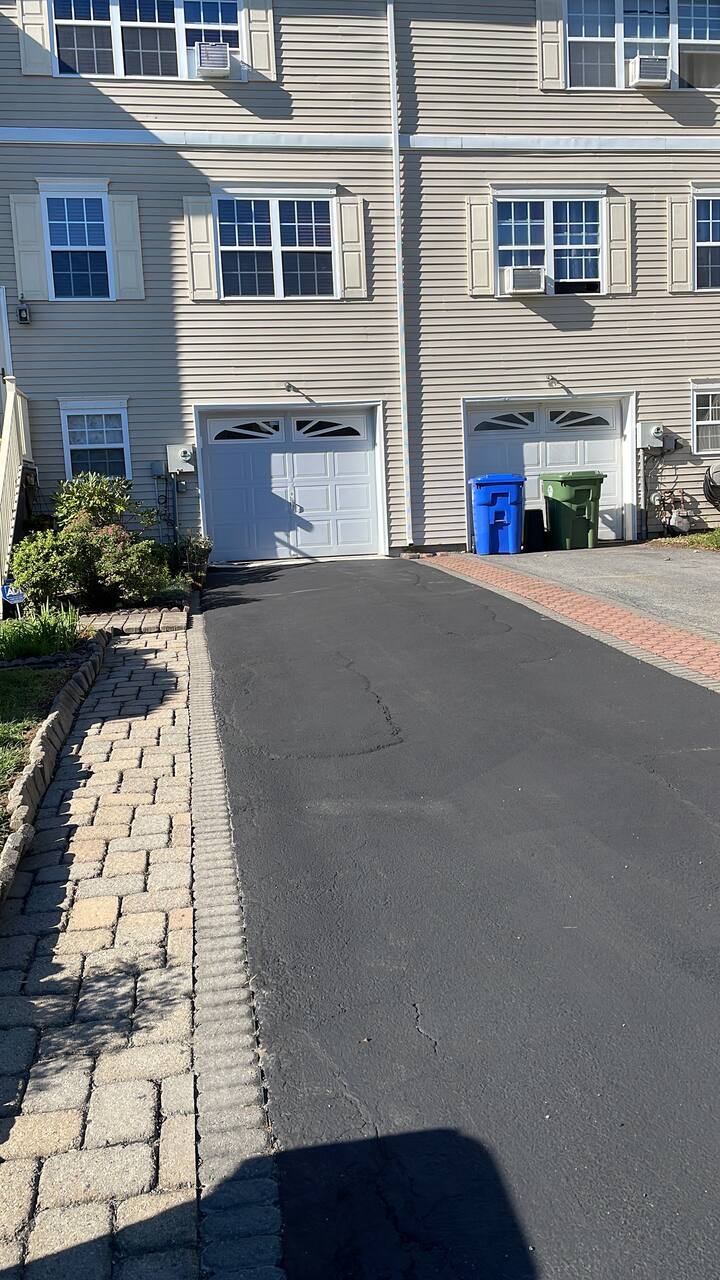 Modern townhouse with sunny bedroom and bathroom Townhouses for Rent