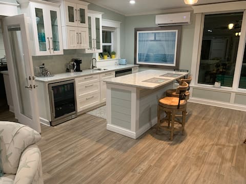 Private Luxury Coastal Cottage 
Apartment