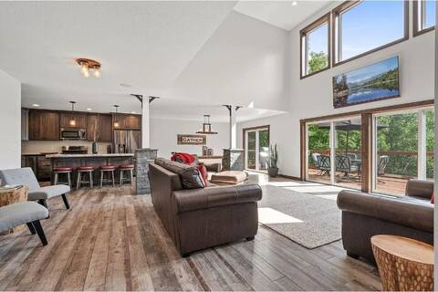 Spacious and Modern 5 Bedroom home on Pelican Lake
