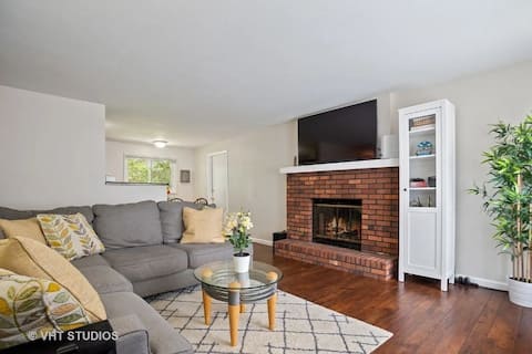 Pet-Friendly Sunny 3BR Near Woodfield & Downtown