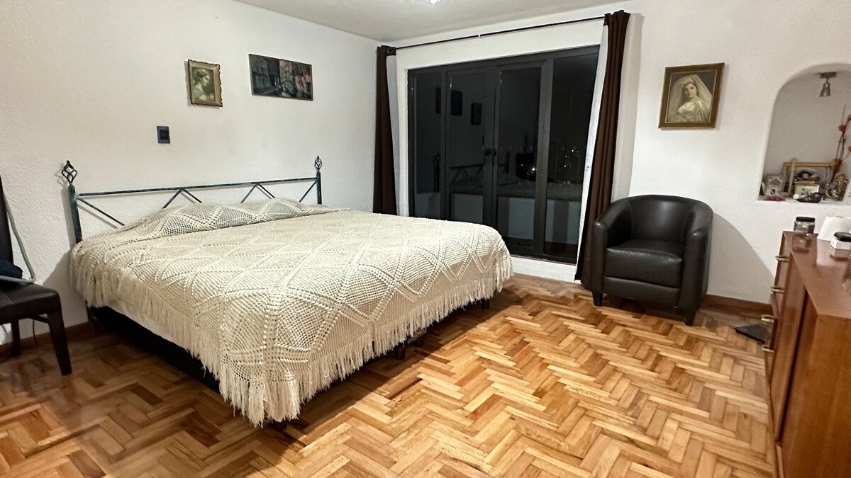 主卧室配有新的特大号床和柔软的枕头。 
镶木地板。复古家具。 Nicho用LED灯点燃。
很安静。