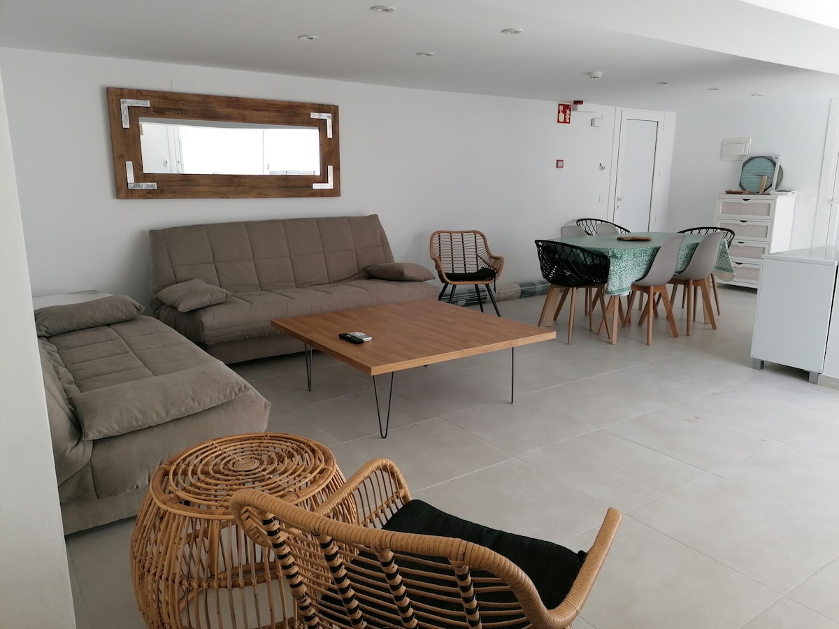 Successful Airbnb property: Beautiful apartment 8/10 people/sea/roses Spain in Roses