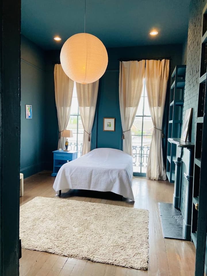 Chumba cha kulala cha Malkia na mwonekano wa barabara