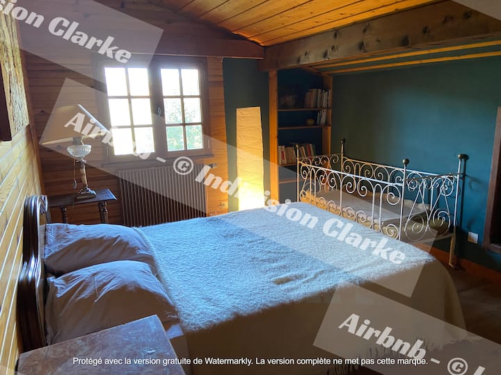 Dhomë gjumi me krevat dopio dhe një krevat antik për bebe