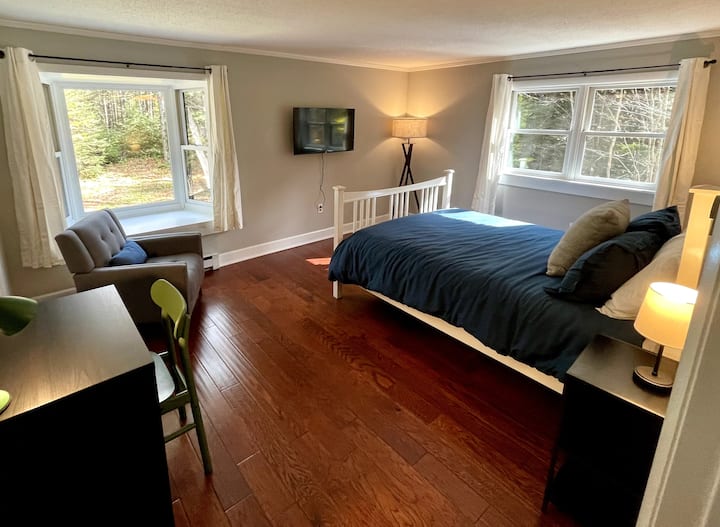 Спалня №1 - двойно легло, бюро, удобен стол, за да се сгушите със страхотна книга или да се насладите на сутрешното си кафе, докато разглеждате заобикалящата природа. Телевизор Roku в стаята.