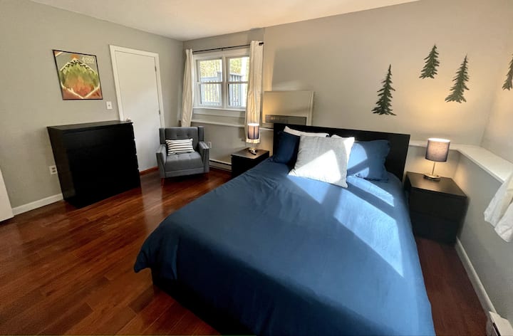 Спалня №2 - двойно легло, удобен стол за отдих и разглеждане на пейзажа извън прозорците. Телевизор Roku в стаята.