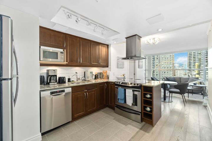 Luxury Condo with City View in Vancouver gallery image 3