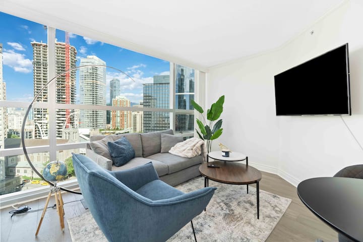 Luxury Condo with City View in Vancouver