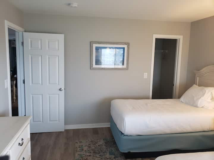 Desde el área del balcón del dormitorio de invitados hacia la entrada y el armario del dormitorio