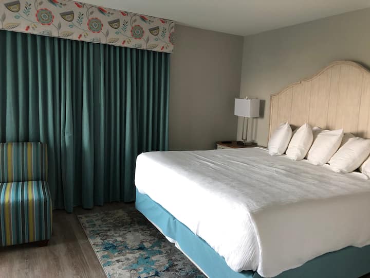 Dormitorio principal renovado 2020 con cama tamaño king. Baño principal en la suite.  