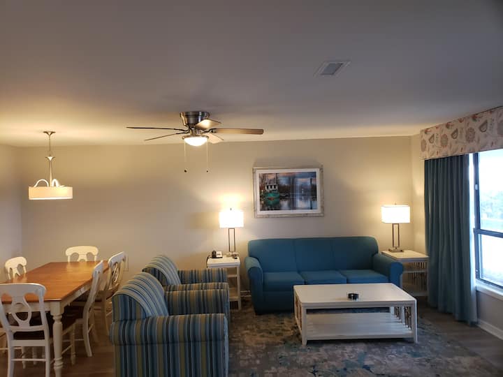 Sala de estar y mesa de comedor de 6 asientos. La puerta principal está directamente a la derecha, justo fuera del rango de la foto