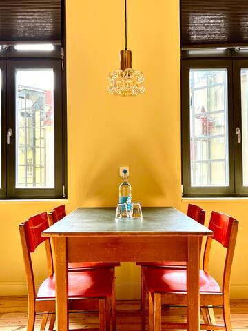 2-Bedroom Altbaucharme mit Balkon am Mauerpark gallery image 5