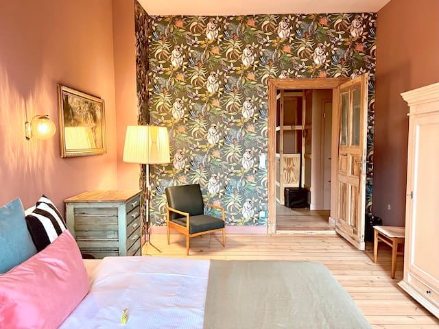 2-Bedroom Altbaucharme mit Balkon am Mauerpark