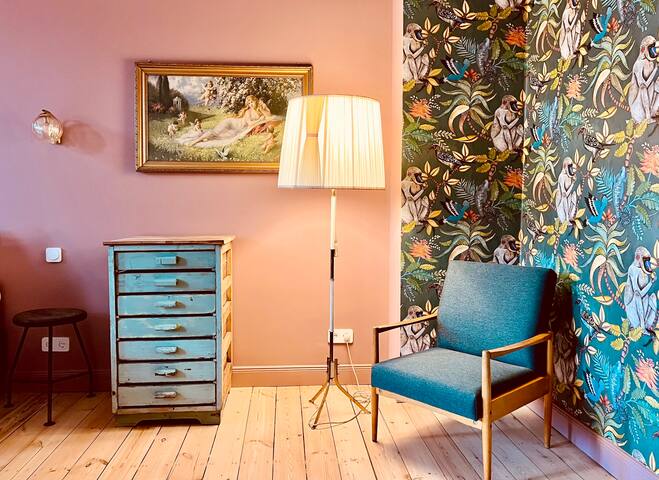 2-Bedroom Altbaucharme mit Balkon am Mauerpark gallery image 2