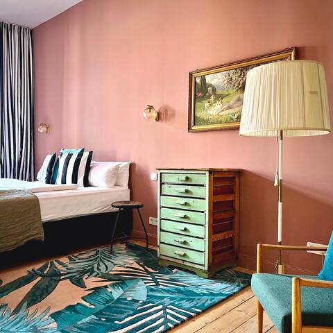 2-Bedroom Altbaucharme mit Balkon am Mauerpark gallery image 3