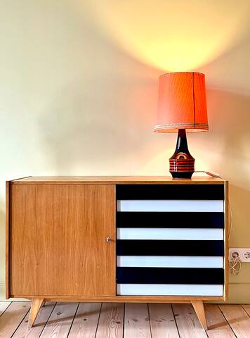 2-Bedroom Altbaucharme mit Balkon am Mauerpark gallery image 4