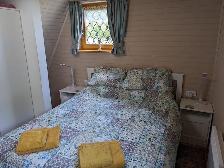 Dhomë gjumi kryesore me krevat dopio të madh dhe dhomë dushi brenda në suitë