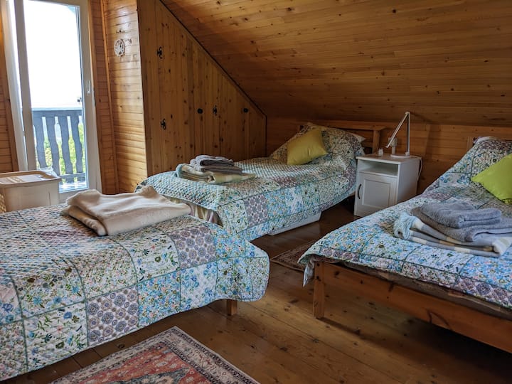 Dhomë gjumi familjare me derë në ballkon