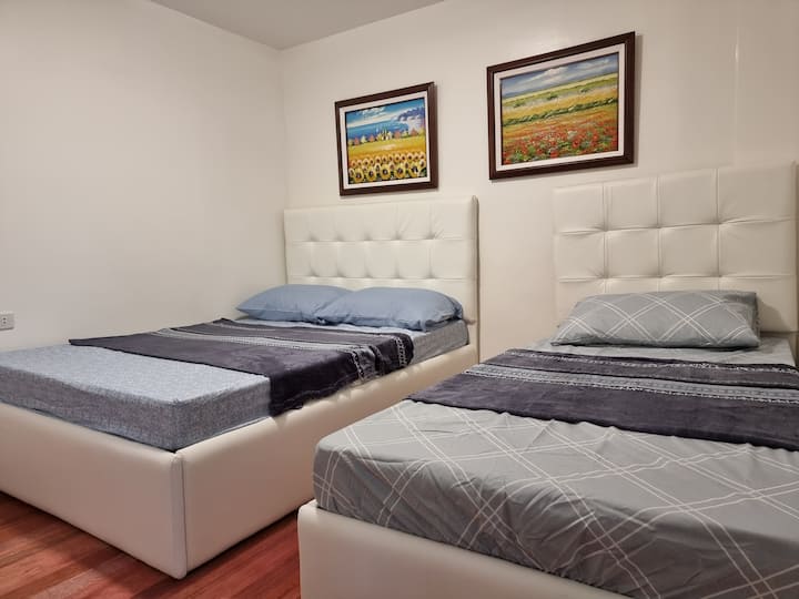 4. spavaća soba, treći kat

- Prikladno za 3 gosta
- s jednim krevetom za jednu osobu
- Jedan bračni krevet
- povezan s kupaonicom