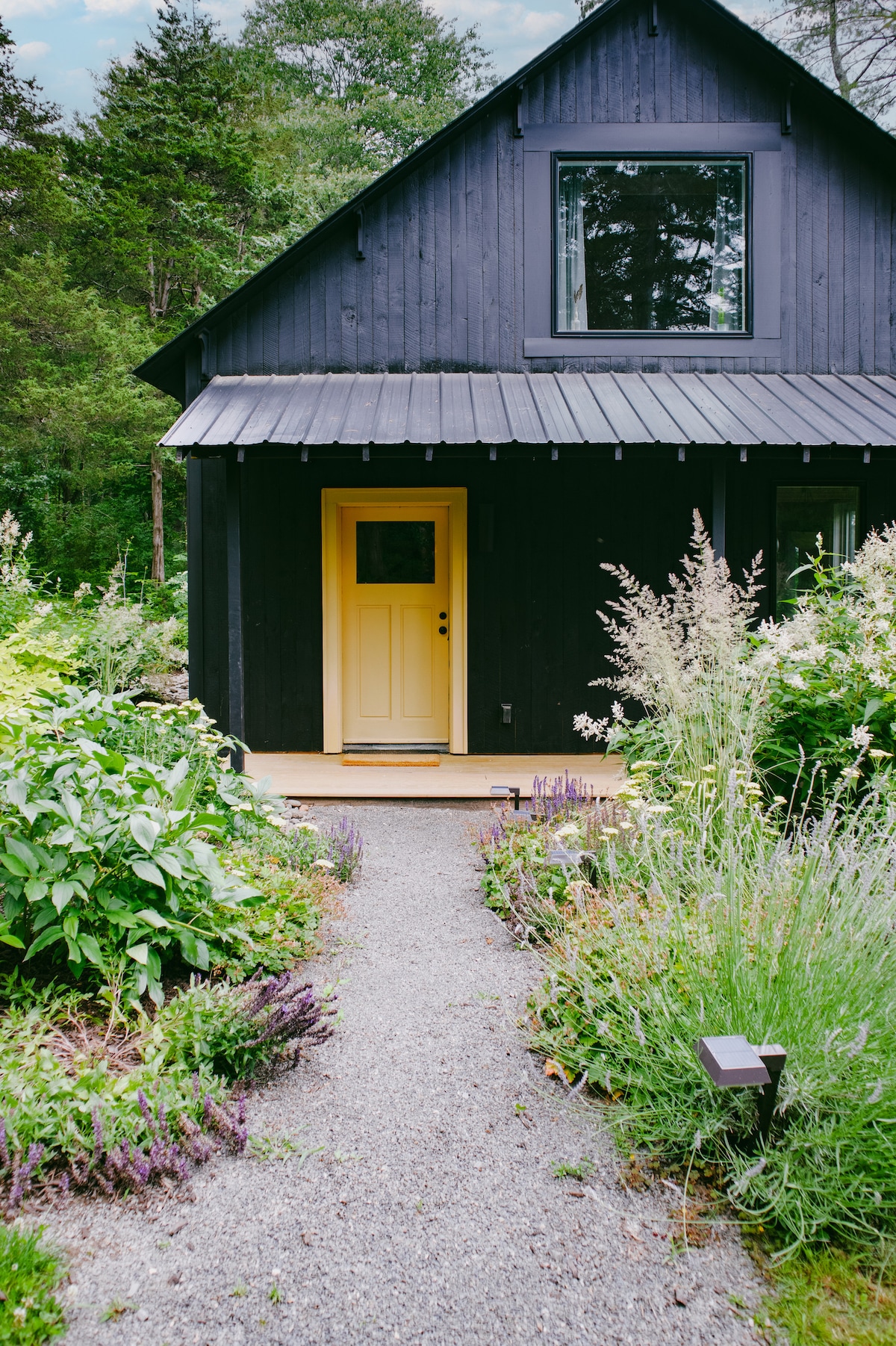 Modern Cabin with Stunning Pastoral+Mountain Views Cabins for Rent in