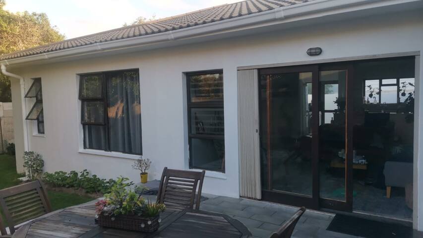 House, 2 bedroom, two bathrooms, pet friendly gallery image 3