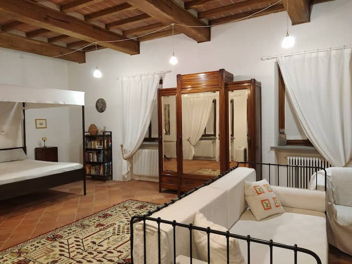 غرفة نوم/غرفة معيشة بسرير مزدوج بأربعة ملصقات وسرير أريكة واحد