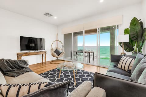 Popular Airbnb listing: Magic Henley Beachfront-King Bed-2 Cars-Best Views in Adelaide