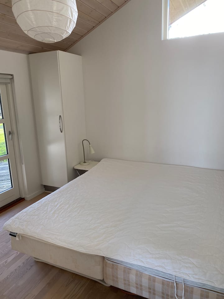 Dormitorio con cama doble ( 180x200)