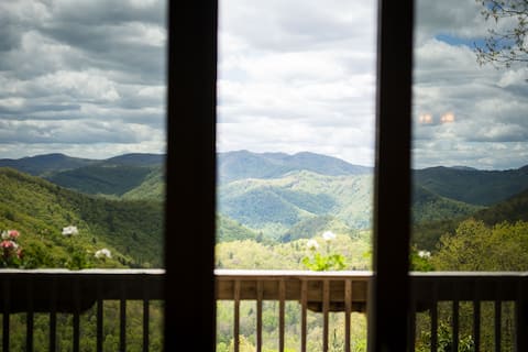 Mountain View Escape with hot tub