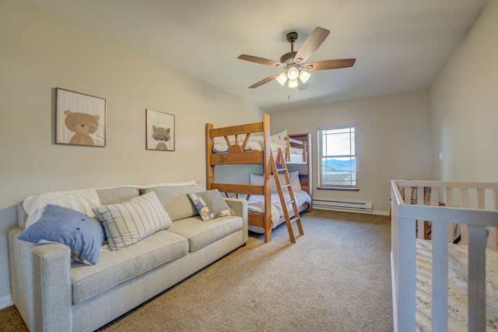 Dormitorio en la planta baja con literas individuales, sofá cama tamaño queen extraíble (colchón de espuma viscoelástica) y cuna.