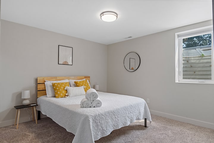 Стаята предлага спокойна атмосфера, идеална за почивка след ден на разходки, и осигурява чисто, организирано пространство, за да се чувствате като у дома си.