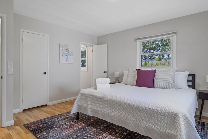 Уютно нощно шкафче, оборудвано с лампа, свежи възглавници и чисти чаршафи за комфортен престой.