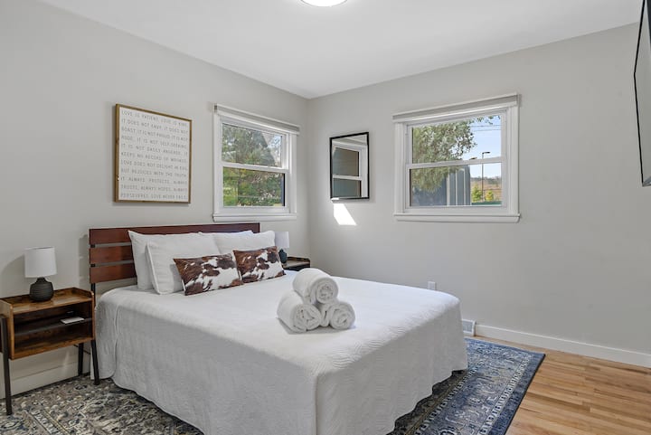 Мястото е светло, чисто и добре организирано, предлагащо спокойно уединение след натоварен ден на опознаване.