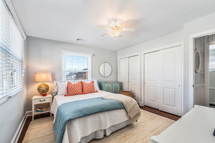 غرفة نوم رئيسية مع خزانة كبيرة