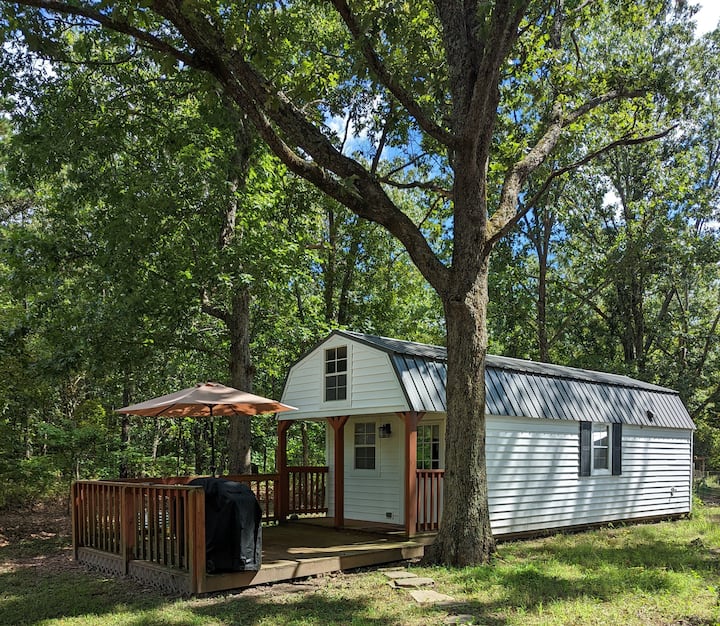 Quiet, secluded tiny house that sleeps 6 +