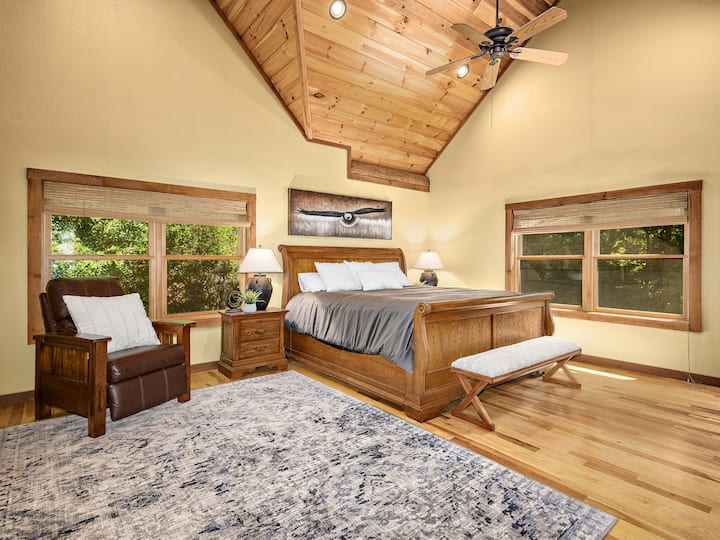 キングサイズの静けさ：広々とした2階のマスターベッドルーム# 1は、落ち着いたスラムと自然の美しさに目覚めることを約束します。
