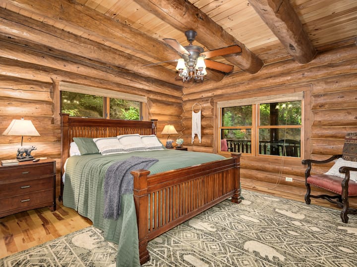 快適さの天国：マスターベッドルーム# 2は、キャビンの自然な美しさと快適さを融合させ、ゆったりとした夜の睡眠をお約束します。