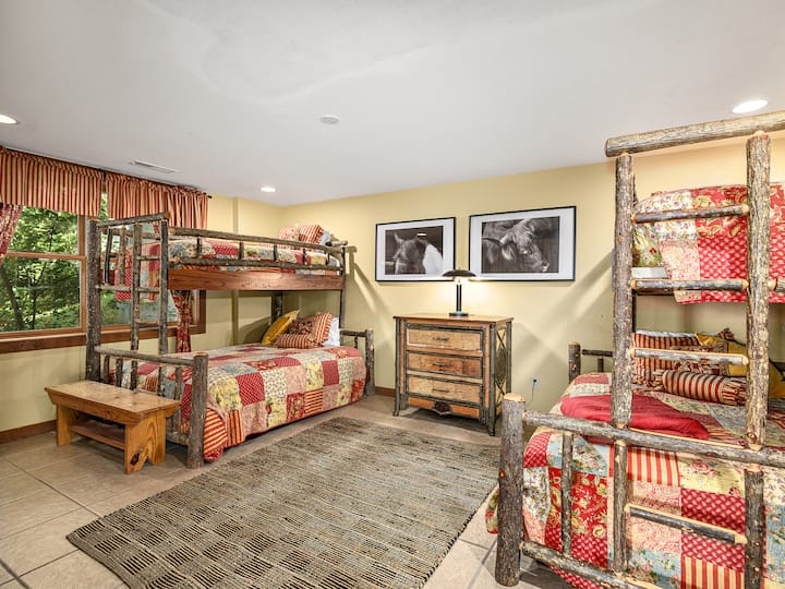 遊び心あふれる二段ベッドルーム：下層階の寝室には、ツインオーバーダブルの二段ベッド2台があり、ゆったりとした睡眠や楽しい睡眠をとることができます。 下の二段ベッドはダブル、上の二段ベッドはツインです。