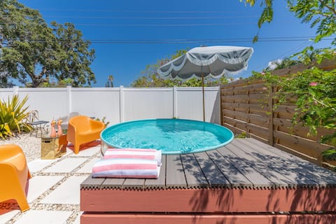 Top Airbnb: Magical Guesthouse 1 mi from SRQ airport in Whitfield