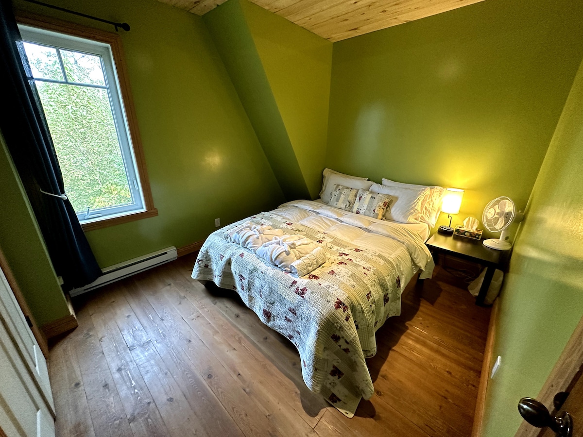 Спална соба 3 (на горниот кат, брачен кревет (широк 150-179 см)