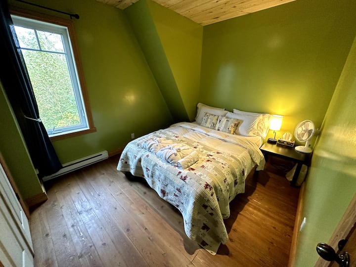 Bedroom 3 (upstairs, queen bed)