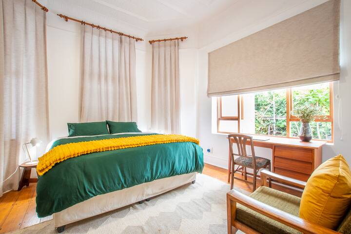 Artistic Victorian Oasis In the City (Solar Power) gallery image 3