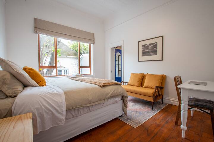 Artistic Victorian Oasis In the City (Solar Power) gallery image 4