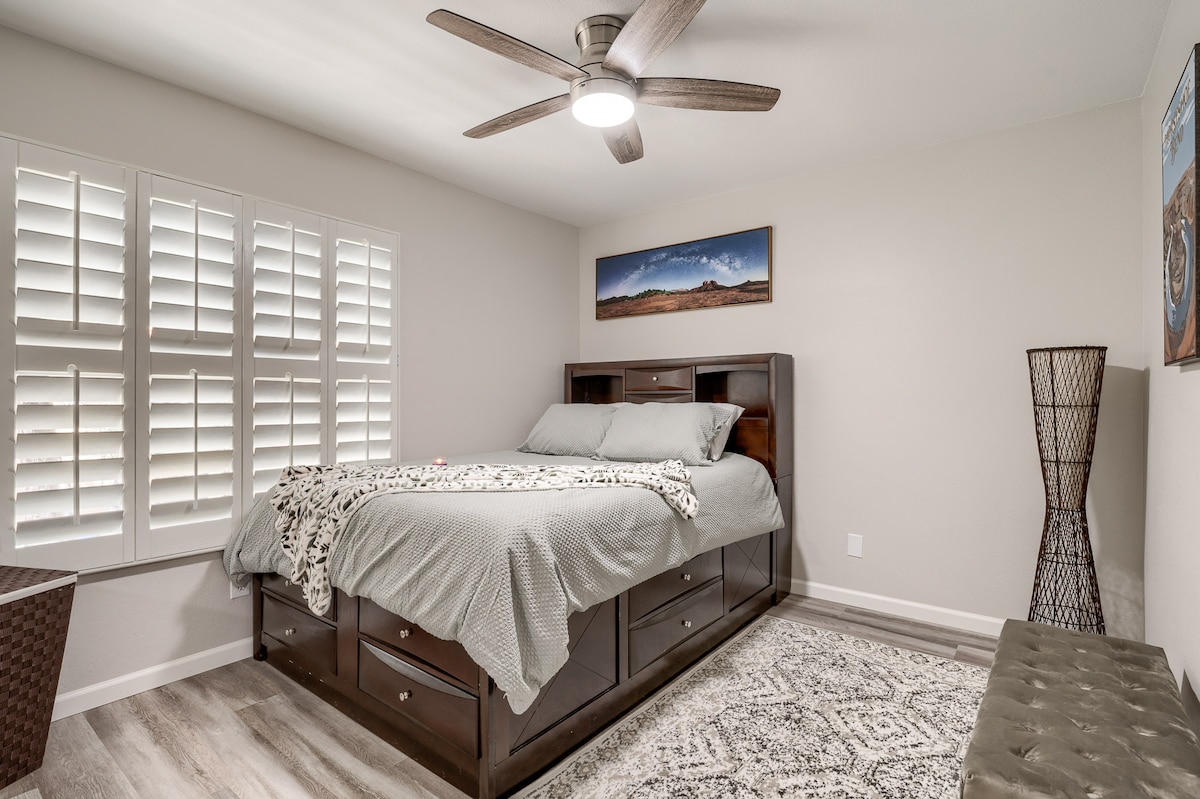 配备全新记忆泡沫床垫和储物柜的标准双人床 