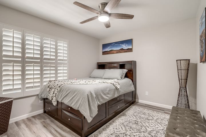 เตียงควีนไซส์พร้อมที่นอนเมมโมรี่โฟมใหม่และที่เก็บของด้านล่างรวมถึงในตู้เสื้อผ้า 