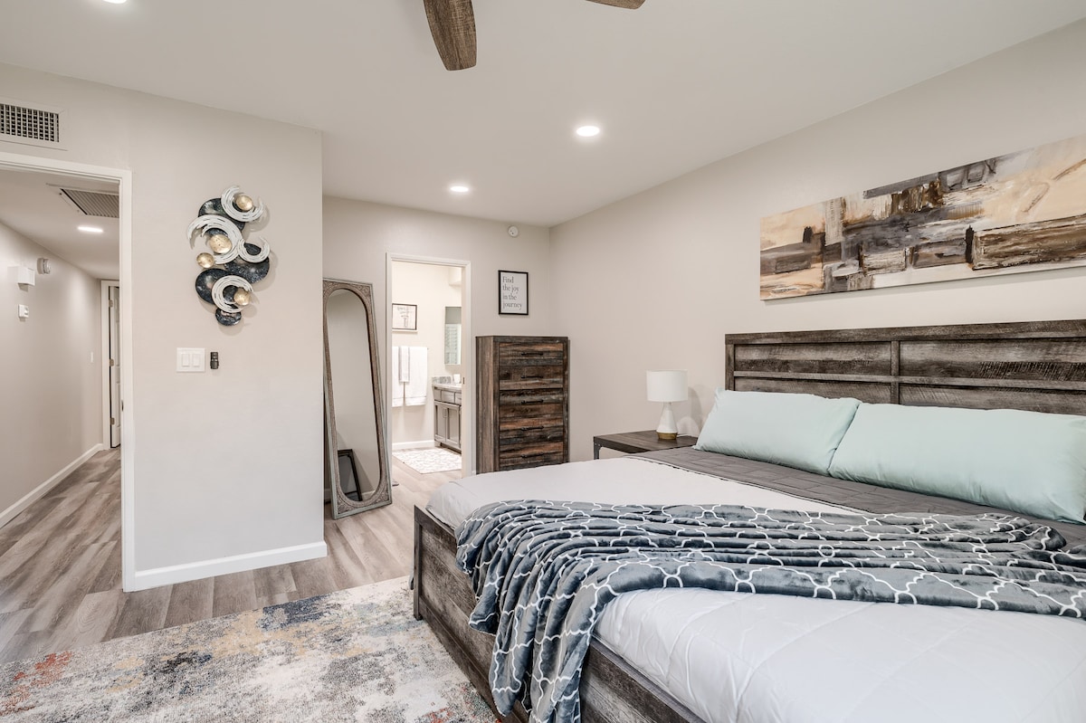 主卧可俯瞰走廊和主浴室。全新记忆泡沫加大双人床垫 