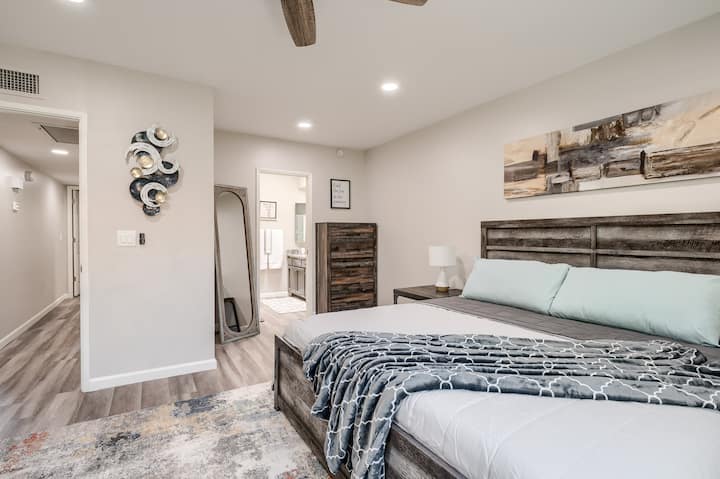 ห้องนอนใหญ่มองเข้าไปในโถงทางเดินและอ่างอาบน้ำหลัก  ที่นอนเมมโมรี่โฟมขนาดคิงไซส์ใหม่ล่าสุด 