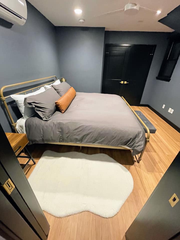 Cama tamaño king de lujo con detalles dorados de diseño y control de temperatura individual.
