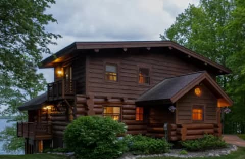 Spacious Log Cabin on Bass Lake